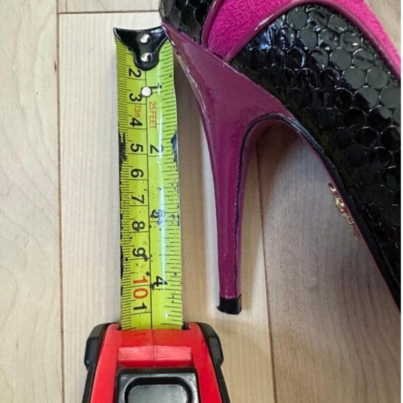 Striking Betsey Johnson pumps in black faux snakeskin - Picture 6 of 8